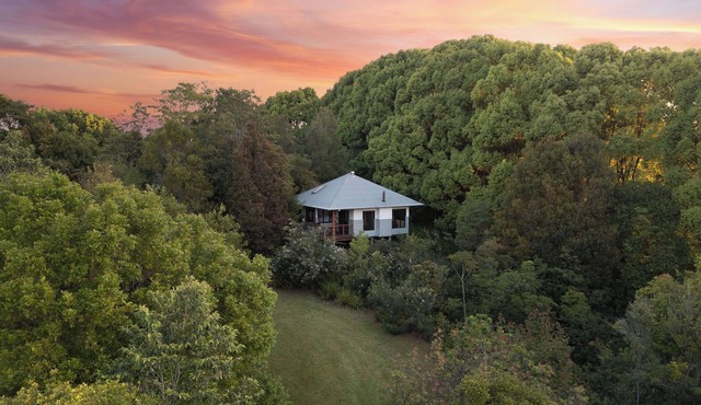 Tallaringa secluded romantic cottages - outdoor spa, king size bed and fireplace