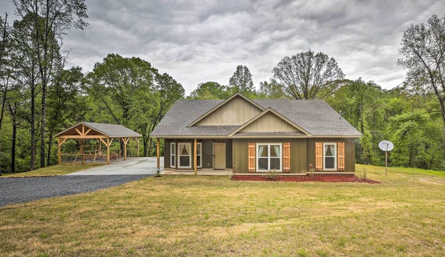 Tallassee Creekside Cabin w/Forest Views!