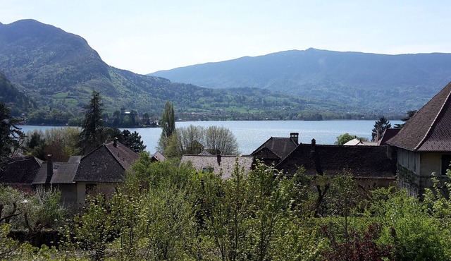 Talloires. Apartment with magnificent view, 5 minutes walk from the beach and shops