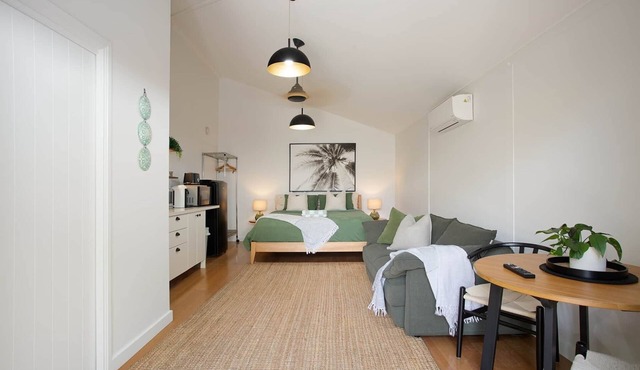 Tallows Beach Studio, dog friendly, modern, quiet!