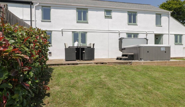 TAMAR COTTAGE, pet friendly, character holiday cottage in Callington