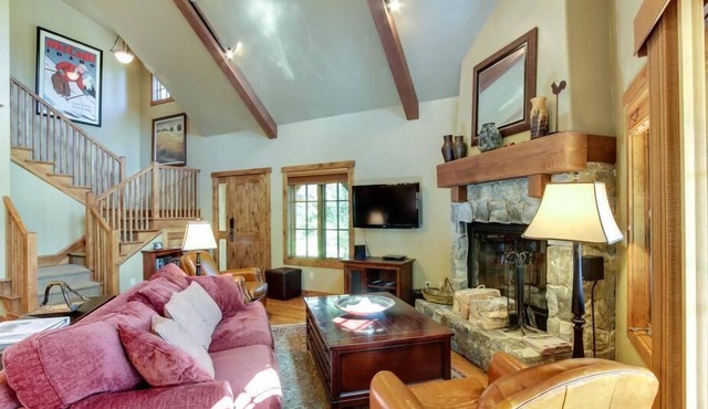 Tamarack Resort Chalet, Private Hot tub, Rustic Mountain Charm