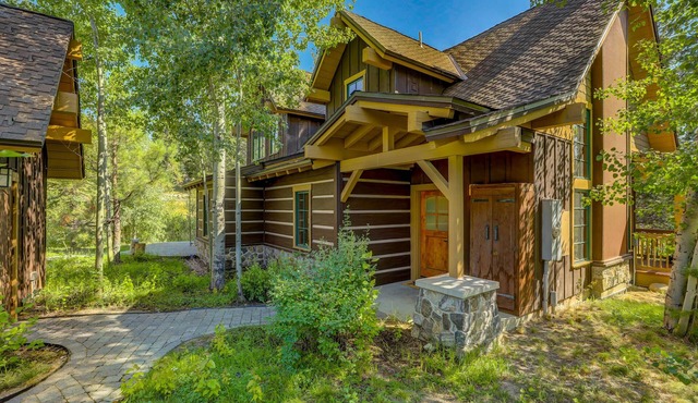 Tamarack Ski Resort Townhome - Elegant couple's retreat - Path to chairlift - Golf