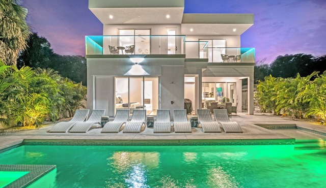 Tamiami Vice - Luxury Siesta Key Home with Heated Pool & Prime Location – Book Your Escape Today!