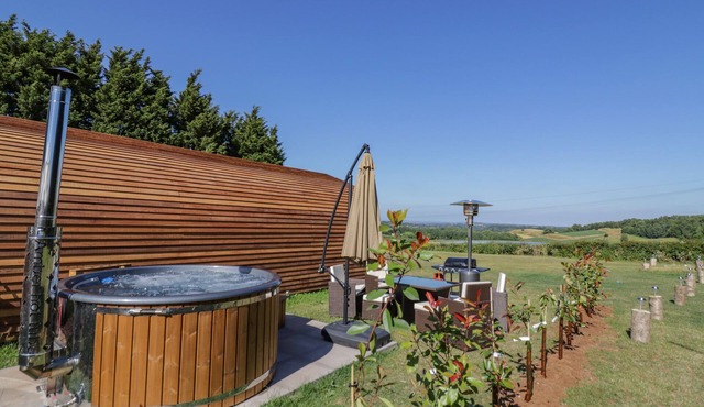 TAMINA, pet friendly, with hot tub in Great Witley