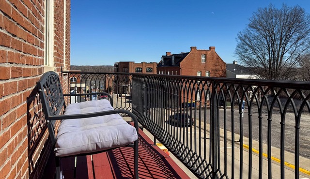 Tamm Loft | River view, Downtown WashMo, Dog-friendly