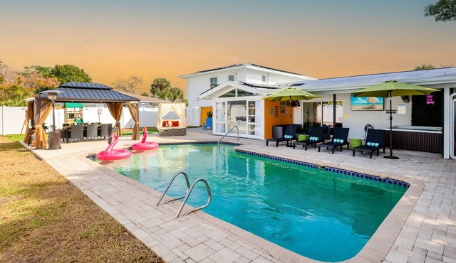 Tampa 5BR and 4 bath , Escape with Pool, Hot Tub & Private Theater