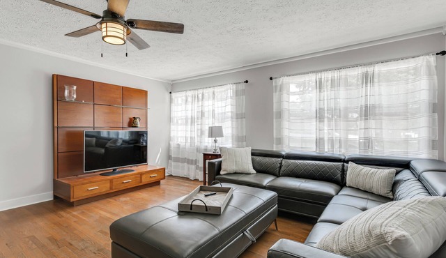 Tampa Family Oasis – Cozy Home w/Screened-in Heated Pool