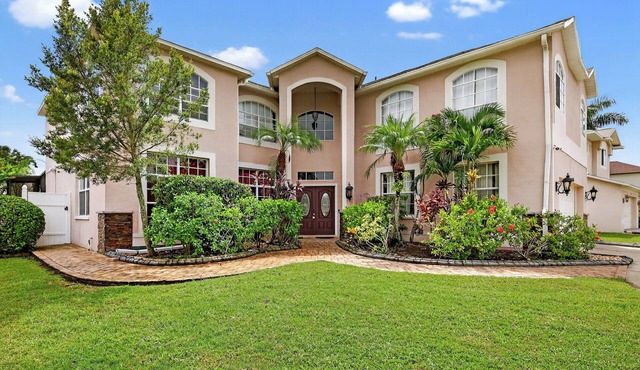 Tampa Luxury Estate: Pool, Theater, Fire Pit & Game Room- Sleeps 10 in Brandon