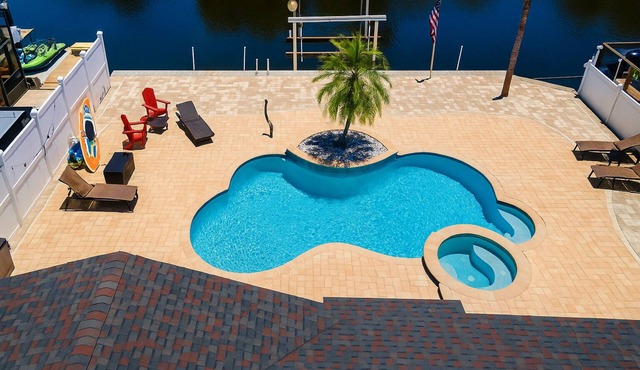 Tampa Retreat: BBQ, Pool/Spa, Canal