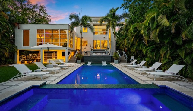 Tampa's #1 Rated Private 1 Acre Luxury Estate- Stunning Pool Spa-Best Location!