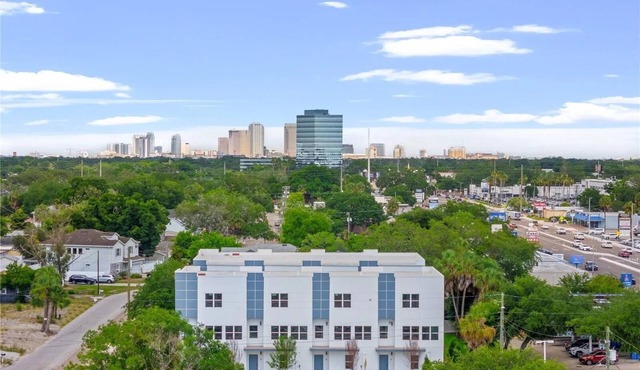 Tampa Townhouse, 4bd/3.5bth, Sleep 8. Located Minutes to Everything Tampa!nn