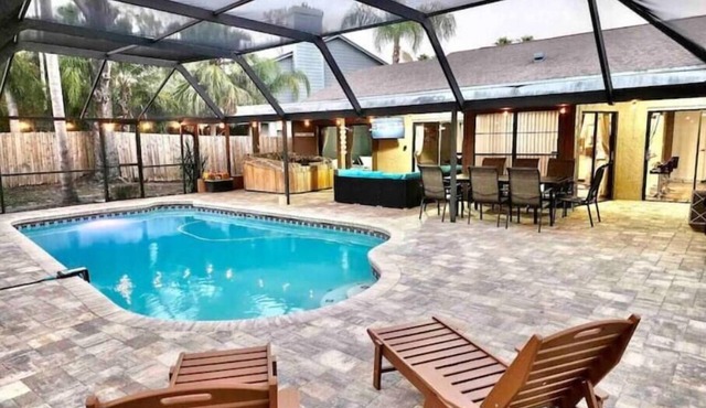 Tampa Vacation Home - 3BR 10 PPL - Pool