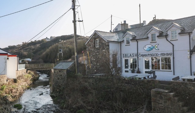 TAN BRYN 1, pet friendly, country holiday cottage in Aberdaron