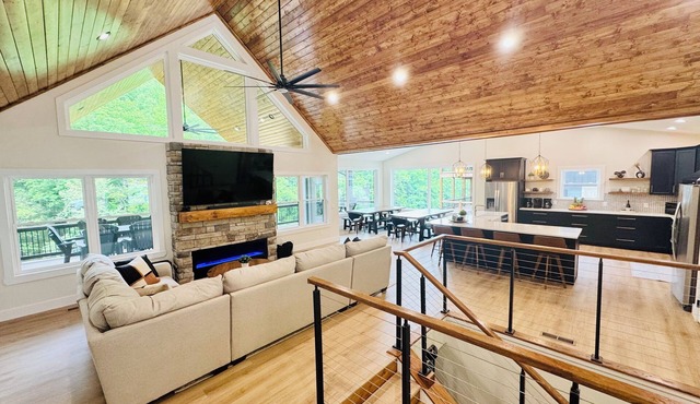 Tan Lines & Good Times-Brand new 6 bed/8 bath-Water Front,Private Dock, Hot tub