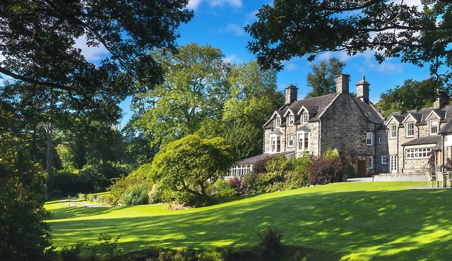 TAN LLAN, pet friendly, luxury holiday cottage in Llanelltyd