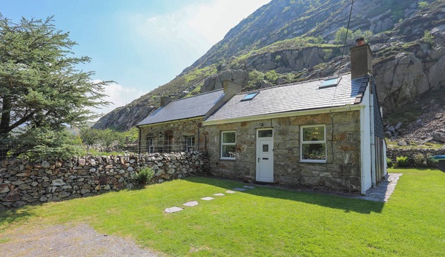 TAN MEREDYDD, family friendly, with open fire in Drws Y Coed