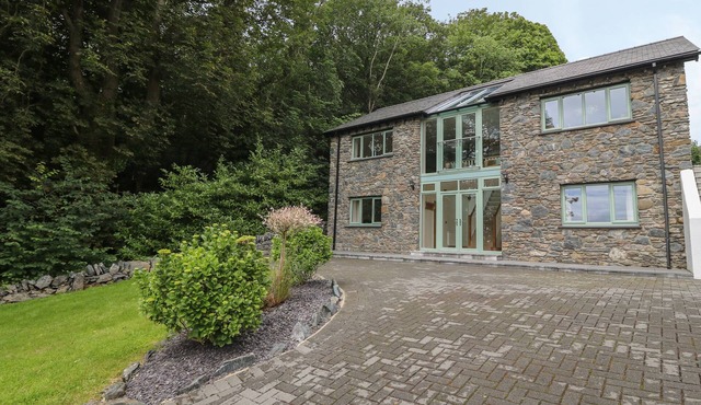 TAN TWR, pet friendly, luxury holiday cottage in Llanfairpwll