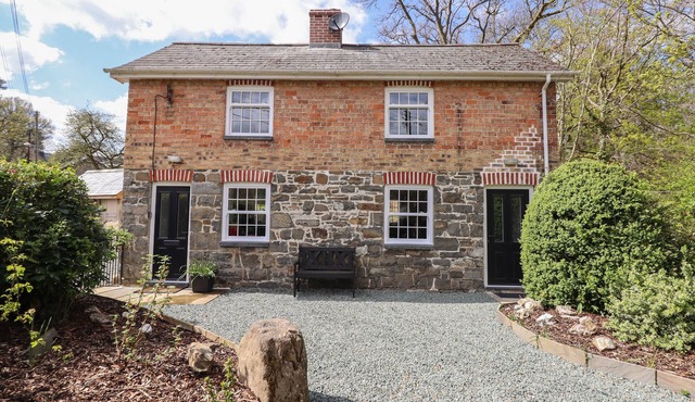 TAN Y CAPEL, pet friendly, with open fire in Machynlleth