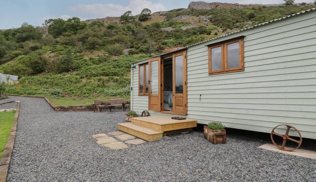 TAN Y CASTELL SHEPHERDS HUT, romantic, with a garden in Llangollen