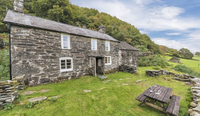 TAN Y CLOGWYN, pet friendly, with open fire in Betws-Y-Coed