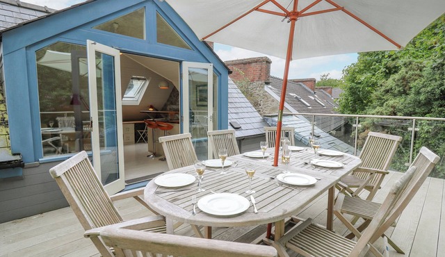 TAN Y CRAIG, pet friendly, character holiday cottage in Solva