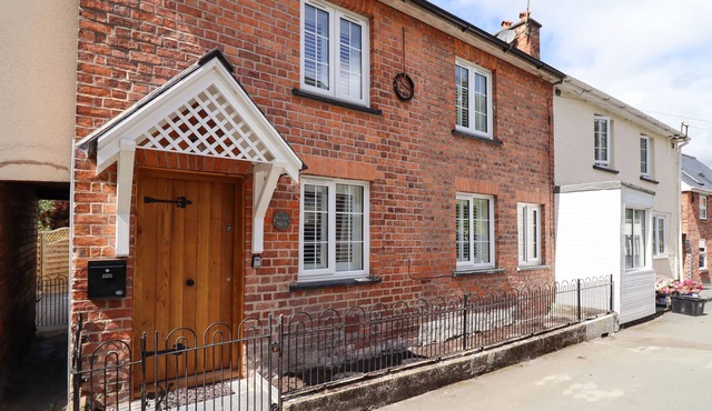 TAN Y DDOL, family friendly, with open fire in Llanfair Caereinion