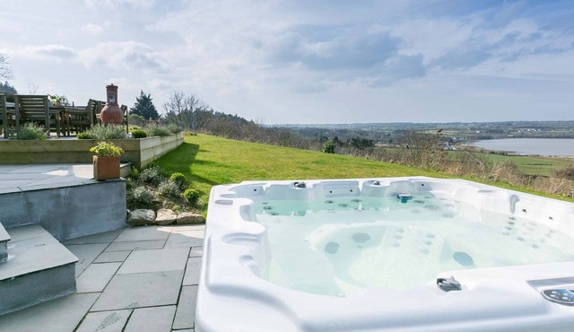 Tan y Fron - a hot tub that sleeps 14 guests in 7 bedrooms