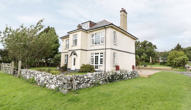 TAN Y FRON, pet friendly, with open fire in Dyffryn Ardudwy