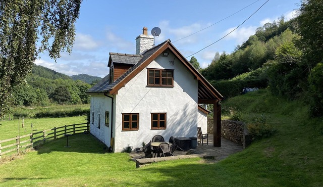 TAN Y GARTH COTTAGE, pet friendly, with open fire in Llangollen
