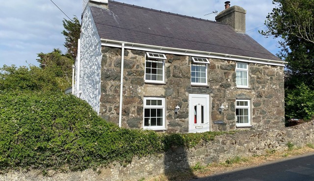 TAN Y GOEDEN, luxury holiday cottage, with open fire in Morfa Nefyn