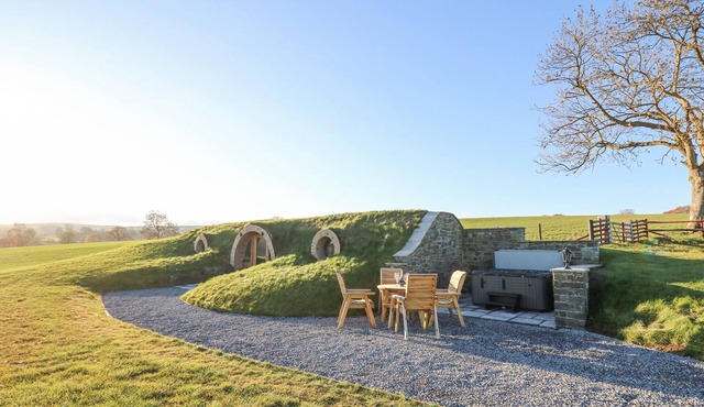 TAN Y WAWR- ONNEN, romantic, with hot tub in Llanfair Caereinion