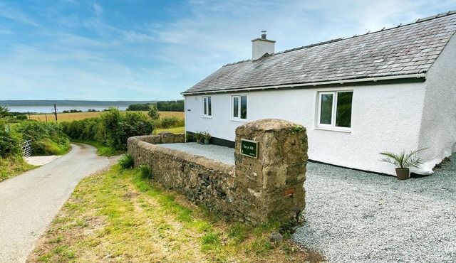 Tan Yr Allt - a sea view that sleeps 4 guests in 2 bedrooms