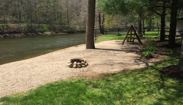 Tana's Riverfront Getaway - Riverfront Home