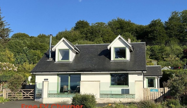 Tanamuir, overlooking Loch Fyne, Strachur - sleeps 6 guests in 3 bedrooms