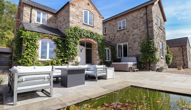 TANAT HOUSE, pet friendly, with hot tub in Trefonen