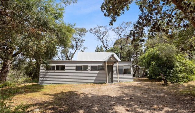 Tanjil - Waterfront Retreat: Secluded lodges perfect for nature lovers