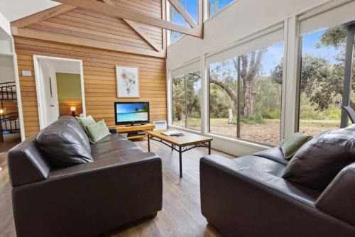 Tanjil - Waterfront Retreat