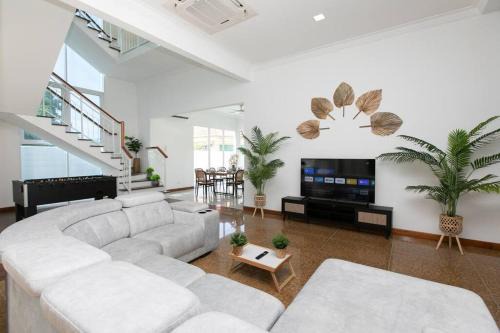 Tanjung Bungah 5BR Villa w pool 20pax