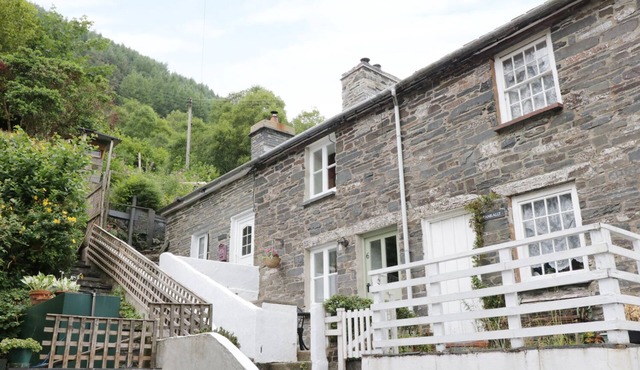 TANRALLT, romantic, character holiday cottage in Corris