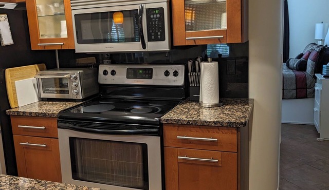 Tantastic King bed, updated, private Lanai in a clothing optional resort.