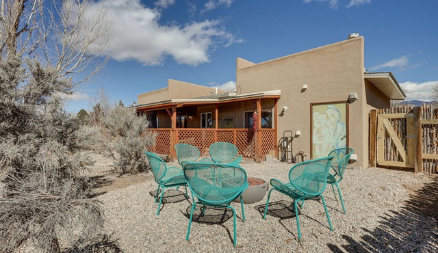 Taos Home w/Private Hot Tub, Sauna & Gas Grill!