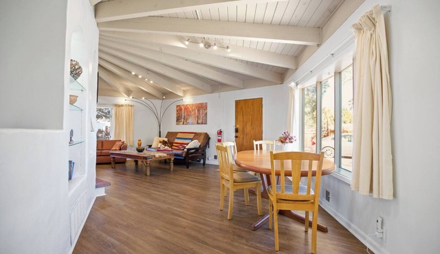 Taos Pine Home - A/C - HotTub - Entire House - Private Courtyard