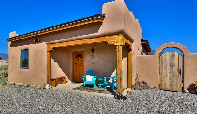Taos Raven House, gorgeous mountain views between Taos Ski Valley and Taos Plaza