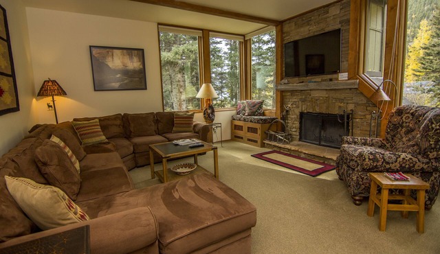 Taos Ski Valley 2 Bdrm/Sleeps 6/Directly Next Door To The Children's Ski School