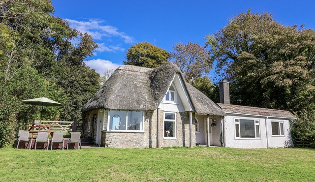 TAPPS LODGE, pet friendly, with open fire in Yealmpton, South Devon