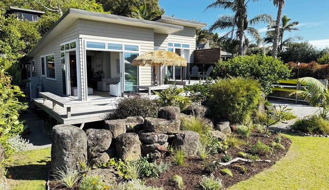 Tapuaetahi Beachfront Paradise!