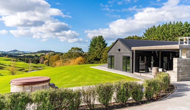 Tara Crest - Large, stylish, sunny holiday home in a beautiful rural setting