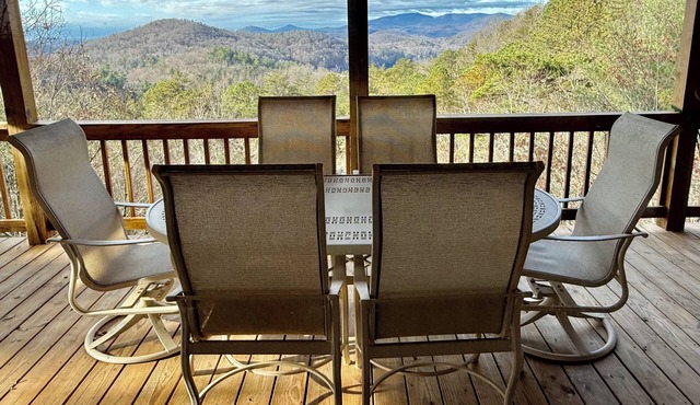 Tara's Treehouse: Another Day In Paradise - Views of the Mountain & Lake Burton