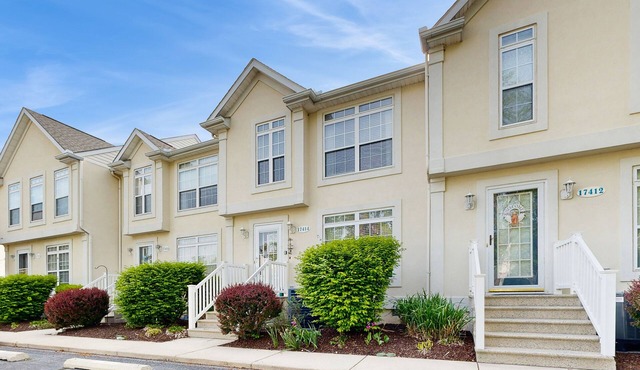 Taramino Spacious Townhouse w/shared pool, W/D & free WIFI